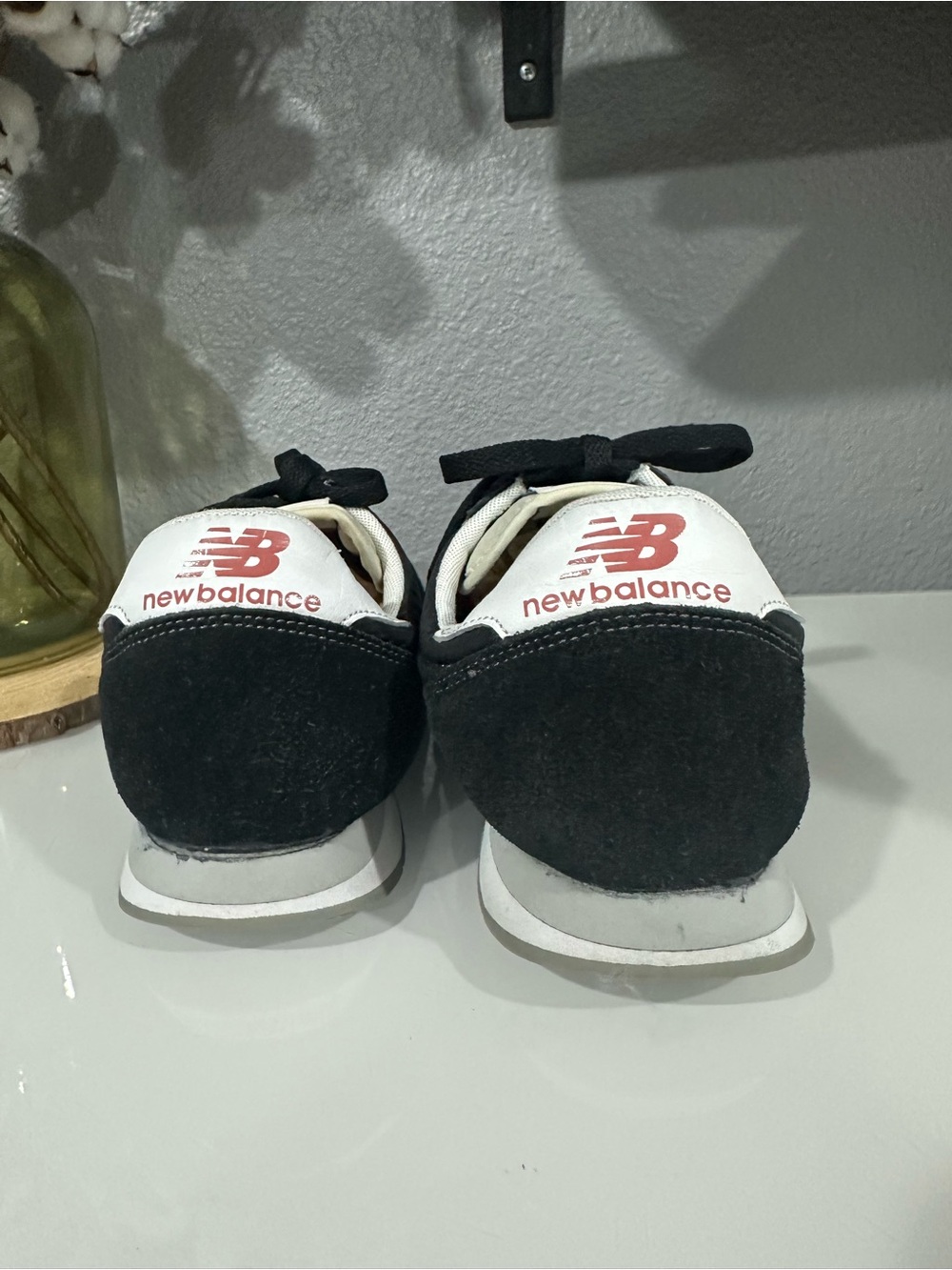 New Balance women’s Black & Cream Low-Profile Sneakers Sz 9 - Picture 2 of 6